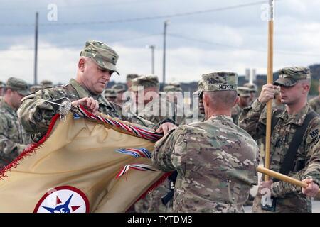 (Links) Brig. Gen. Robert D. Harter, Kommandierender General des 316. sustainment Command (Auslandseinsätze) Fälle, die 316 ESC guidon mit Command Sgt. Maj. Johnny McPeek (Rechts), der 316 ESC Command Sergeant Major, während einer Farben Gehäuse Zeremonie in Fort Hood, Texas November 28, 2016. Stockfoto