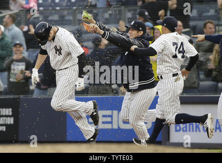 New York Yankees Mannschaftskameraden dump Sonnenblumenkerne auf Neil Walker nach dem Walker eine gehen weg von den gewinnenden RBI, die in der elften Inning gegen die Oakland Athletics im Yankee Stadium in New York City am 12. Mai 2018 Hits. Die Yankees besiegten die Leichtathletik 7-6. Foto von John angelillo/UPI Stockfoto