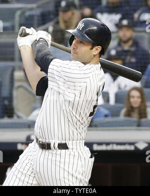 New York Yankees Neil Walker Hits ein Spaziergang aus der gewinnende RBI, die in der elften Inning gegen die Oakland Athletics im Yankee Stadium in New York City am 12. Mai 2018. Die Yankees besiegten die Leichtathletik 7-6. Foto von John angelillo/UPI Stockfoto