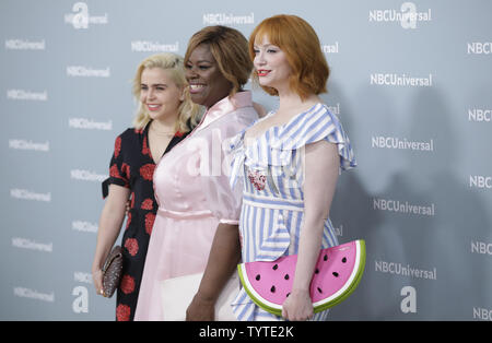 Mae Whitman, Retta und Christina Hendricks ankommen auf dem roten Teppich an der 2018 NBCUniversal Upfront in der Radio City Music Hall am 14. Mai 2018 in New York City. Foto von John angelillo/UPI Stockfoto
