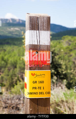 Wegweiser auf dem GR160 Camino Del Sid in der spanischen Landschaft bei Albarracin Spanien Stockfoto