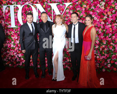 Evan Springsteen, Bruce Springsteen, Patti Scialfa, Sam Springsteen und Jessica Springsteen ankommen auf dem roten Teppich auf dem 72. jährlichen Tony Awards in der Radio City Music Hall am 10. Juni 2018 in New York City. Foto von Serena Xu-Ning/UPI Stockfoto