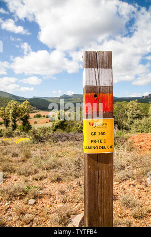 Wegweiser auf dem GR160 Camino Del Sid in der spanischen Landschaft bei Albarracin Spanien Stockfoto