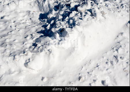 Abstrakte Brocken von weißem Schnee mit Schatten. Stockfoto