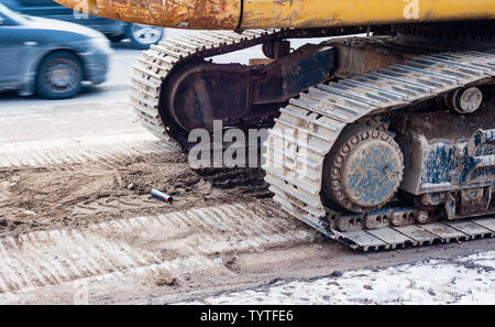 Teil von schweren industriellen Titel Eindruck verlassen im Schmutz mit verschwommenen vorbeifahrende Autos auf der Straße. Stockfoto