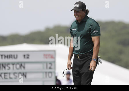 Phil Mickelson Lächeln, als er Spaziergänge des 12. grün, nachdem Mickelson schlägt einen Schlag auf eine Kugel, die noch Rollen wurde am 13 grüne in der dritten Runde an der 118 U.S. Open Championship in Shinnecock Hills Golf Club in Southampton, New York am 16. Juni 2018. Er nahm zwei-shot Strafe, und er bildete schließlich 10 auf der Bohrung. Die Bohrung versetzt Mickelson bis 10 für den Tag und 16 für das Turnier. Er beendete 17 über, aber das USGA hat ihn nicht zu einer Verletzung der Regeln disqualifizieren. Foto von John angelillo/UPI Stockfoto