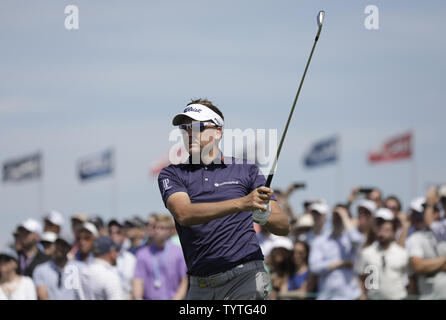 Ian Poulter aus England schlägt seine T-Stück, das auf der ersten Bohrung in der dritten Runde an der 118 U.S. Open Championship in Shinnecock Hills Golf Club in Southampton, New York am 16. Juni 2018. Foto von John angelillo/UPI Stockfoto