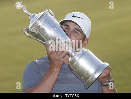 Bäche Koepka küsst den Championship Trophäe, nachdem er 118 U.S. Open Championship in Shinnecock Hills Golf Club in Southampton, New York am 17. Juni 2018. Koepka gewann die Meisterschaft mit einer Punktzahl von 1 über Par Tommy Fleetwood aus England werden nur die sechste Spieler bis 63 in einem U.S. Open schießen. Foto von John angelillo/UPI Stockfoto