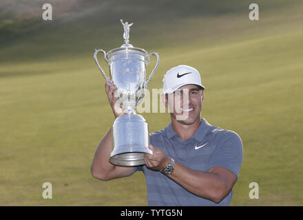 Bäche Koepka hält die WM-Trophäe, nachdem er 118 U.S. Open Championship in Shinnecock Hills Golf Club in Southampton, New York am 17. Juni 2018. Koepka gewann die Meisterschaft mit einer Punktzahl von 1 über Par Tommy Fleetwood aus England werden nur die sechste Spieler bis 63 in einem U.S. Open schießen. Foto von John angelillo/UPI Stockfoto