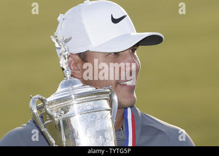 Bäche Koepka hält die WM-Trophäe, nachdem er 118 U.S. Open Championship in Shinnecock Hills Golf Club in Southampton, New York am 17. Juni 2018. Koepka gewann die Meisterschaft mit einer Punktzahl von 1 über Par Tommy Fleetwood aus England werden nur die sechste Spieler bis 63 in einem U.S. Open schießen. Foto von John angelillo/UPI Stockfoto