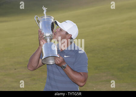 Bäche Koepka küsst den Championship Trophäe, nachdem er 118 U.S. Open Championship in Shinnecock Hills Golf Club in Southampton, New York am 17. Juni 2018. Koepka gewann die Meisterschaft mit einer Punktzahl von 1 über Par Tommy Fleetwood aus England werden nur die sechste Spieler bis 63 in einem U.S. Open schießen. Foto von John angelillo/UPI Stockfoto