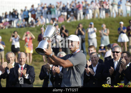 Bäche Koepka hält die WM-Trophäe, nachdem er 118 U.S. Open Championship in Shinnecock Hills Golf Club in Southampton, New York am 17. Juni 2018. Koepka gewann die Meisterschaft mit einer Punktzahl von 1 über Par Tommy Fleetwood aus England werden nur die sechste Spieler bis 63 in einem U.S. Open schießen. Foto von John angelillo/UPI Stockfoto