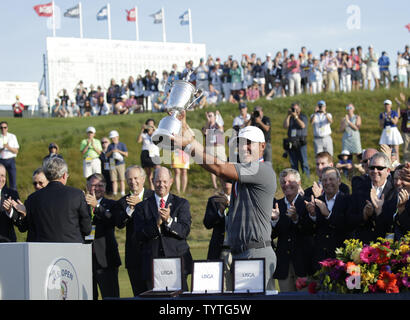 Bäche Koepka hält die WM-Trophäe, nachdem er 118 U.S. Open Championship in Shinnecock Hills Golf Club in Southampton, New York am 17. Juni 2018. Koepka gewann die Meisterschaft mit einer Punktzahl von 1 über Par Tommy Fleetwood aus England werden nur die sechste Spieler bis 63 in einem U.S. Open schießen. Foto von John angelillo/UPI Stockfoto