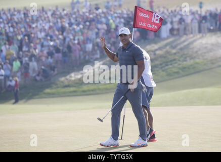 Bäche Koepka reagiert auf der 18 nach dem Gewinn der 118 U.S. Open Championship in Shinnecock Hills Golf Club in Southampton, New York am 17. Juni 2018. Koepka gewann die Meisterschaft mit einer Punktzahl von 1 über Par Tommy Fleetwood aus England werden nur die sechste Spieler bis 63 in einem U.S. Open schießen. Foto von John angelillo/UPI Stockfoto