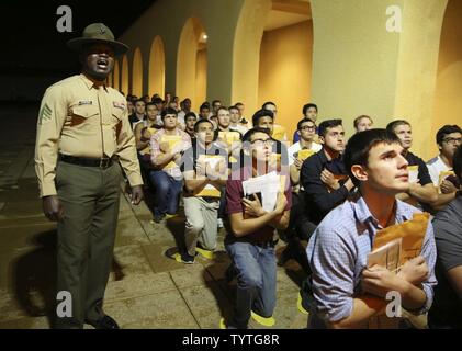 Rekruten von India Company, 3 Recruit Training Bataillon, knien auf dem gelben Fuß druckt während einer Uniform Code of Military Justice kurze während des Empfangs des Marine Corps Recruit Depot San Diego, November 28. An diesem Punkt, Rekruten der Artikel des UCMJ, die für diese gelten, während sie in der Ausbildung zu rekrutieren, werden informiert. Jährlich mehr als 17.000 Männer aus den westlichen Recruiting Region rekrutiert werden an MCRD San Diego ausgebildet. Indien Unternehmen ist zu graduieren Feb.24 geplant. Stockfoto