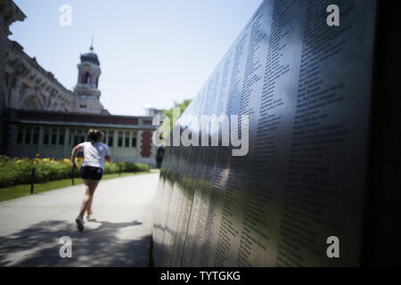 Die Namen der Immigranten, die über Ellis Island weitergegeben werden auf silbernen Platten im Ellis Island Immigration Museum 2 Tage vor dem Tag der Unabhängigkeit graviert und der 4. Juli in New York City am 2. Juli 2018. Ellis Island war das Tor für über 12 Millionen Einwanderer in die USA als größten Immigrant Prüfplatz der Vereinigten Staaten seit über 60 Jahren von 1892 bis 1954. Ellis Island wurde am 1. Januar eröffnet, 1892 Foto von John angelillo/UPI Stockfoto