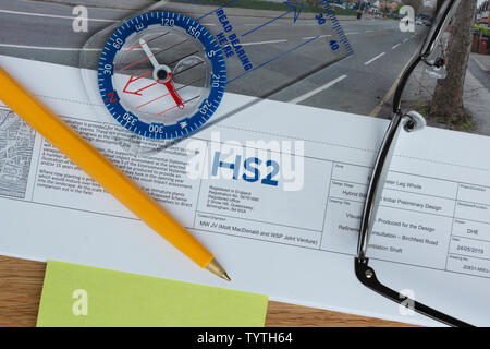 Ein HS 2 Planung Dokument mit einem Stift, Kompass und Brillen auf einen Tisch. Stockfoto