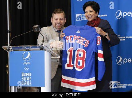 Executive Chairman und CEO der Madison Square Garden Firma James L. Dolan Lächeln als CEO von PepsiCo Indra Nooyi ein New York Rangers Trikot mit dem Markennamen PepsiCo hält auf der Rückseite, wenn der Madison Square Garden Gesellschaft kündigt eine neue multi-faceted Signatur marketing Partnerschaft mit PepsiCo im Madison Square Garden in New York City am 24. Juli 2018. Anfang September PepsiCo wird ausschließlich nicht-alkoholische Getränke und herzhafte Snacks Partner über alle MSG Schauplätze. Foto von John angelillo/UPI Stockfoto