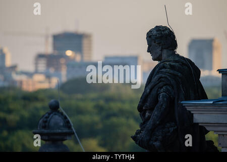 Berlin, Deutschland. 26 Juni, 2019. Ein Sandstein Abbildung auf dem Dach des Reichstag mit Blick auf die Stadt Berlin; dieser Sandstein Abbildung auf der südwestlichen Turm zeigt Landwirtschaft und Viehzucht sowie Weinbau und der Brauerei. Credit: Lisa Ducret/dpa/Alamy leben Nachrichten Stockfoto