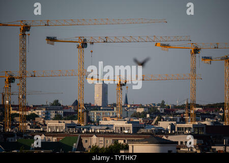 Berlin, Deutschland. 26 Juni, 2019. Krane stehen durch die Berliner Skyline oberhalb der Mitte. Credit: Lisa Ducret/dpa/Alamy leben Nachrichten Stockfoto