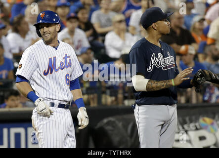 New York Mets Jeff McNeil Lächeln steht auf 3. base Neben Atlanta Braves Johan Camargo im achten Inning in Citi Field in New York City am 4. August 2018. Das Mets besiegten die Braves 3-0. Foto von John angelillo/UPI Stockfoto