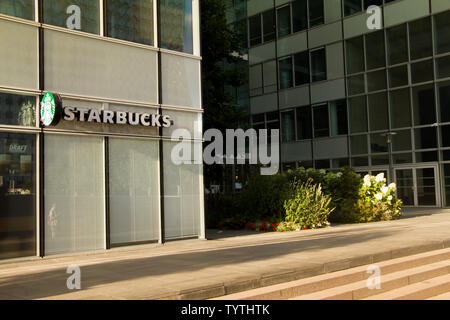 Paris, Frankreich, 10. Juli 2018: Starbucks Namensschild auf einem Büro Gebäude im Geschäftsviertel von Paris la Defense Stockfoto