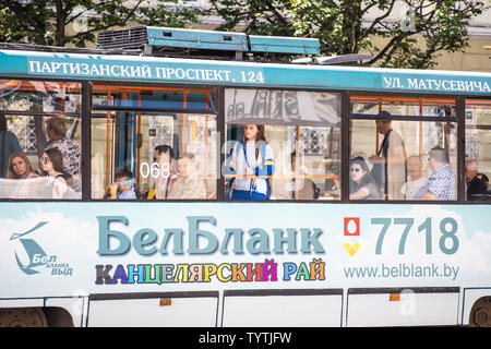 Minsk, Weißrussland - 23. Juni 2019: Die 2. Europäische Spiele in Minsk. Fahrgäste in der Straßenbahn. Der städtische Verkehr Stockfoto