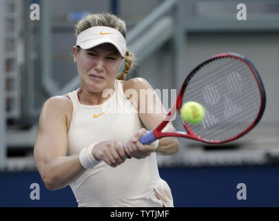 Eugenie Bouchard von Kanada hits einen Rückhandschlag zu Harmonie Tan von Frankreich am Gericht 12 in der ersten Runde auf die 2018 US Open Tennis Championships am USTA Billie Jean King National Tennis Center in New York City am 28. August 2018. Foto von John angelillo/UPI Stockfoto