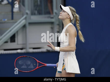 Eugenie Bouchard von Kanada reagiert nach einem schlechten dienen zur Harmonie Tan von Frankreich am Gericht 12 in der ersten Runde auf die 2018 US Open Tennis Championships am USTA Billie Jean King National Tennis Center in New York City werfen am 28 August, 2018. Foto von John angelillo/UPI Stockfoto