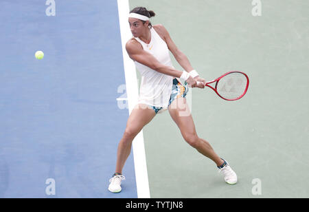 Caroline Garcia von Frankreich schlägt eine Rückhand in Ihren 3 Sieg über Monica Puig von Puerto Rico auf der Tribüne in der 2. Runde der US Open Tennis Championships 2018 am USTA Billie Jean King National Tennis Center in New York City am 30. August 2018. Foto von John angelillo/UPI Stockfoto