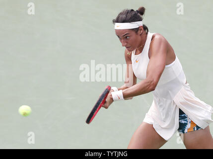 Caroline Garcia von Frankreich schlägt eine Rückhand in Ihren 3 Sieg über Monica Puig von Puerto Rico auf der Tribüne in der 2. Runde der US Open Tennis Championships 2018 am USTA Billie Jean King National Tennis Center in New York City am 30. August 2018. Foto von John angelillo/UPI Stockfoto