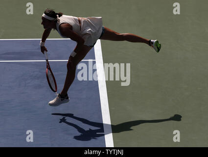 Caroline Garcia von Frankreich bietet in ihren 3 Sieg über Monica Puig von Puerto Rico auf der Tribüne in der 2. Runde der US Open Tennis Championships 2018 am USTA Billie Jean King National Tennis Center in New York City am 30. August 2018. Foto von John angelillo/UPI Stockfoto