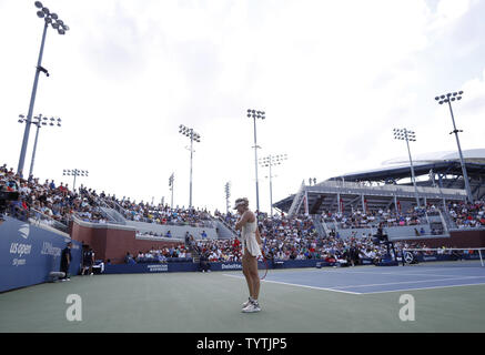 Eugenie Bouchard von Kanada reagiert nach dem Verlust von einem Punkt in ihrer geraden Sätzen Niederlage zu Marketa Vondrousova der Tschechischen Republik am Gericht 17 in der 2. Runde der US Open Tennis Championships 2018 am USTA Billie Jean King National Tennis Center in New York City am 30. August 2018. Foto von John angelillo/UPI Stockfoto