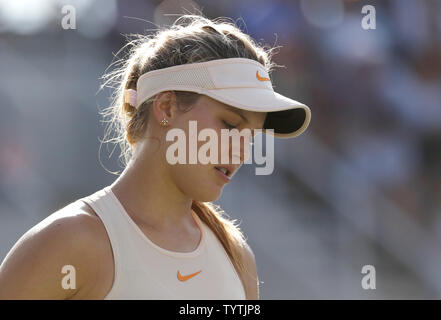 Eugenie Bouchard von Kanada Wanderungen auf dem Hof zwischen Punkten in ihrer geraden Sätzen Niederlage zu Marketa Vondrousova der Tschechischen Republik am Gericht 17 in der 2. Runde der US Open Tennis Championships 2018 am USTA Billie Jean King National Tennis Center in New York City am 30. August 2018. Foto von John angelillo/UPI Stockfoto