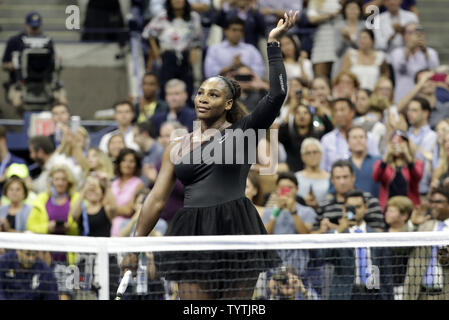 Serena Williams Wellen nach Ihrem gerade Sätze Sieg über Venus Williams in der dritten Runde im Arthur Ashe Stadium um die 2018 US Open Tennis Championships am USTA Billie Jean King National Tennis Center in New York City am 31. August 2018. Foto von John angelillo/UPI Stockfoto