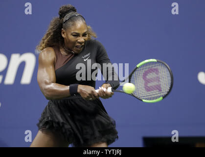 Serena Williams schlägt eine Rückhand in ihrer geraden Sätzen Sieg über Venus Williams in der dritten Runde im Arthur Ashe Stadium um die 2018 US Open Tennis Championships am USTA Billie Jean King National Tennis Center in New York City am 31. August 2018. Foto von John angelillo/UPI Stockfoto