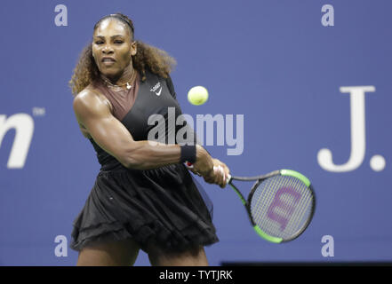 Serena Williams schlägt eine Rückhand in ihrer geraden Sätzen Sieg über Venus Williams in der dritten Runde im Arthur Ashe Stadium um die 2018 US Open Tennis Championships am USTA Billie Jean King National Tennis Center in New York City am 31. August 2018. Foto von John angelillo/UPI Stockfoto