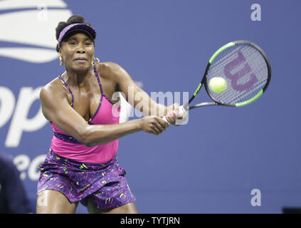 Venus Williams hits einen Rückhandschlag zu Serena Williams in der dritten Runde im Arthur Ashe Stadium um die 2018 US Open Tennis Championships am USTA Billie Jean King National Tennis Center in New York City am 31. August 2018. Foto von John angelillo/UPI Stockfoto