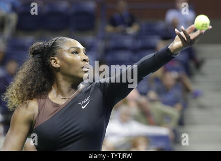 Serena Williams dient in ihrer geraden Sätzen Sieg über Venus Williams in der dritten Runde im Arthur Ashe Stadium um die 2018 US Open Tennis Championships am USTA Billie Jean King National Tennis Center in New York City am 31. August 2018. Foto von John angelillo/UPI Stockfoto