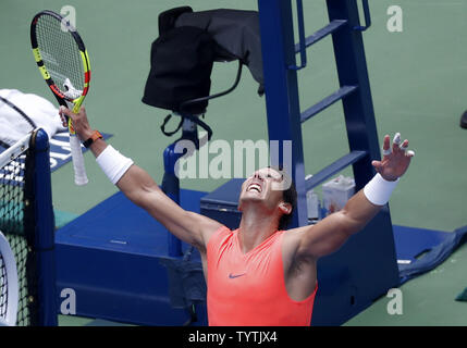 Rafael Nadal von Spanien reagiert, nachdem Match Point in seiner 4 4. Runde Sieg über nikoloz Basilashvili Georgiens in Arthur Ashe Stadium um die 2018 US Open Tennis Championships am USTA Billie Jean King National Tennis Center in New York City am 2. September 2018. Foto von John angelillo/UPI Stockfoto