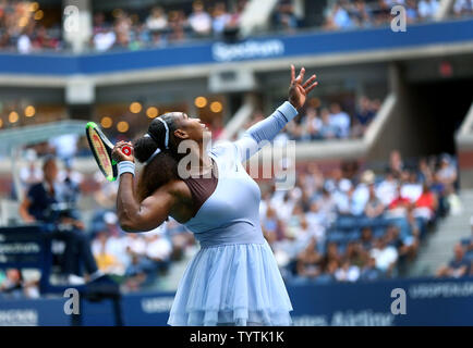 Serena Williams aus den USA dient der Kaia Kanepi Estlands im zweiten Satz Ihres vierten Runde in Arthur Ashe Stadium um die 2018 US Open Tennis Championships am USTA Billie Jean King National Tennis Center in New York City am 2. September 2018. Foto von Monika Graff/UPI Stockfoto
