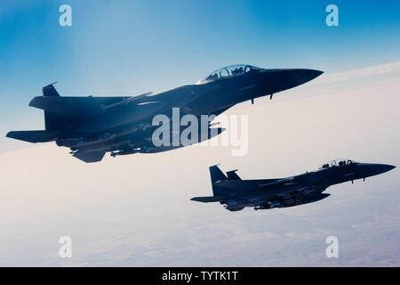 Zwei U.S. Air Force F-15 Strike Ansatz Adler aus einer 340 Expeditionary Air Refuelling Squadron KC-135 Stratotanker über Irak, Nov. 29, 2016 zu tanken. Die 340 OHREN erweitern den Kampf gegen Da'esh durch die Bereitstellung von 60.000 Pfund an die USAF A-10 Thunderbolts, F-15 Strike Eagles und US Marine EA-6B Prowlers. Stockfoto