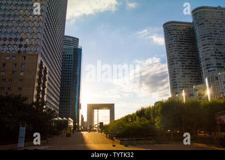 Paris, Frankreich, 10. Juli 2018: Ansicht von Unten bei Sonnenuntergang der Gläsernen Wolkenkratzern des Geschäftsviertels von Paris La Defense gegen einen blauen bewölkten Himmel Stockfoto