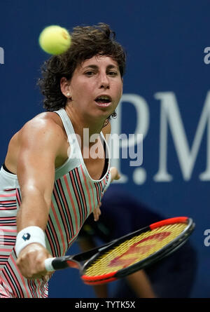 Carla Suarez Navarro Spanien liefert einen Schuß von Maria Sharapova von Russland in der 4.Runde im Arthur Ashe Stadium um die 2018 US Open Tennis Championships am USTA Billie Jean King National Tennis Center in New York City am 3. September 2018. Foto von Ray Stubblebine/UPI Stockfoto