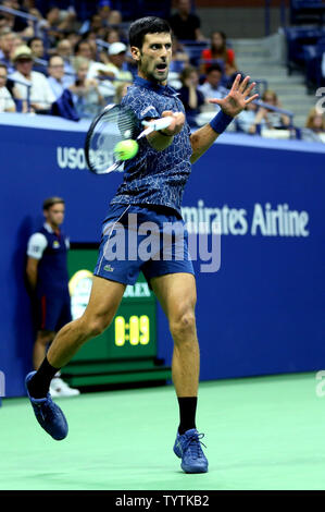 Novak Djokovic aus Serbien liefert den Ball zu John millman von Australien im ersten Satz ihrer Viertelfinale in Arthur Ashe Stadium um die 2018 US Open Tennis Championships am USTA Billie Jean King National Tennis Center in New York City am 5. September 2018. Foto von Monika Graff/UPI Stockfoto