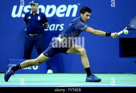 Novak Djokovic aus Serbien liefert den Ball zu John millman von Australien im dritten Satz ihres Viertelfinale in Arthur Ashe Stadium um die 2018 US Open Tennis Championships am USTA Billie Jean King National Tennis Center in New York City am 5. September 2018. Foto von Monika Graff/UPI Stockfoto