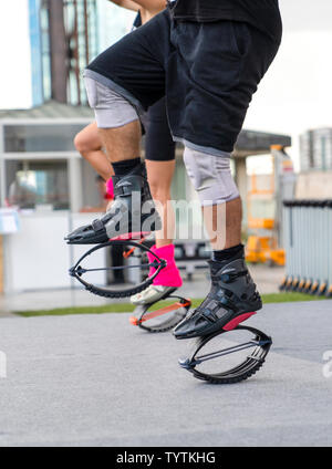 In der Nähe der Beine von Menschen in kangoo springen Schuhe. Ausbildung im Außen. Stockfoto