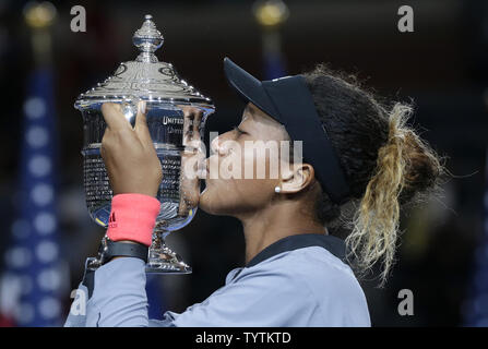 Naomi Osaka Japan küsse die Meisterschaft Pokal nach dem Gewinn der US Open Finale im Arthur Ashe Stadium um die 2018 US Open Tennis Championships am USTA Billie Jean King National Tennis Center in New York City am 8. September 2018. Naomi Osaka gewinnt die US Open 2018 in den geraden Sätzen und wird der erste japanische Frau in der Geschichte eine große Meisterschaft zu gewinnen. Foto von John angelillo/UPI Stockfoto