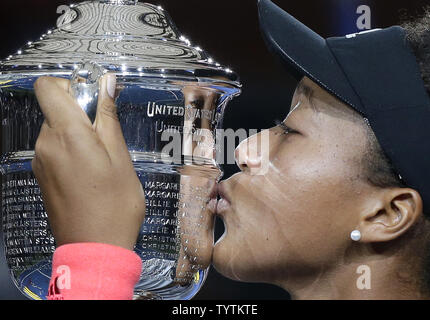 Naomi Osaka Japan küsse die Meisterschaft Pokal nach dem Gewinn der US Open Finale im Arthur Ashe Stadium um die 2018 US Open Tennis Championships am USTA Billie Jean King National Tennis Center in New York City am 8. September 2018. Naomi Osaka gewinnt die US Open 2018 in den geraden Sätzen und wird der erste japanische Frau in der Geschichte eine große Meisterschaft zu gewinnen. Foto von John angelillo/UPI Stockfoto