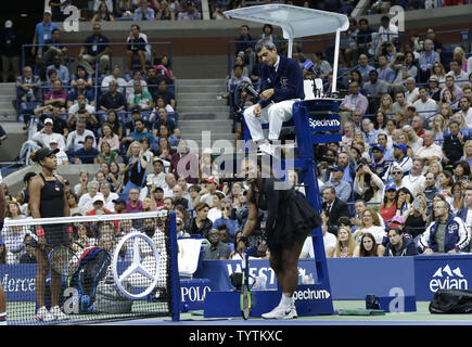 Serena Williams während in einen Streit mit Stuhl-schiedsrichter Carlos Ramos in ihrem Match gegen Naomi Osaka in Japan im Finale der US Open Frauen in Arthur Ashe Stadium um die 2018 US Open Tennis Championships am USTA Billie Jean King National Tennis Center in New York City am 8. September 2018. Naomi Osaka gewinnt die US Open 2018 in den geraden Sätzen und wird der erste japanische Frau in der Geschichte eine große Meisterschaft zu gewinnen. Foto von John angelillo/UPI Stockfoto